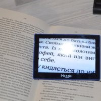 Портативний електронний збільшувач на книжці