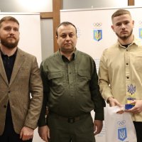 Начальник ОВА Сергій Борзов, Виконавчий директор НОК України у Вінницькій області Сергій Пліхта та хлопець, який отримав нагороду