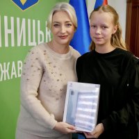 Перша заступниця Начальника ОВА Наталя Заболотна та дівчинка, яка отримала планшет