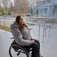 Дівчина на кріслі колісному біля пандусу
