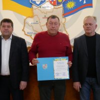 заступник Начальника ОВА Сергій Здітовецький, перший заступник голови обласної Ради Володимир Кістіон та учасник заходу під час нагородження