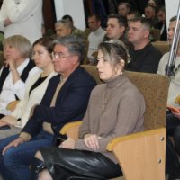 Група людей сидить на стільцях