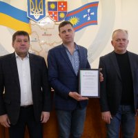 заступник Начальника ОВА Сергій Здітовецький, перший заступник голови обласної Ради Володимир Кістіон та учасник заходу під час нагородження