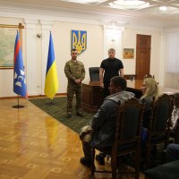 Заступник начальника ОВА Олександр Піщик та люди у приміщенні