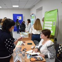 Жінки отримують консультації на локаціях Національного ярмарку вакансій