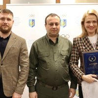 Начальник ОВА Сергій Борзов, Виконавчий директор НОК України у Вінницькій області Сергій Пліхта та жінка, яка отримала диплом