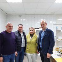 Люди у фиробничих цехах оглядають продукцію.