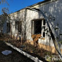 будівля в якій вибите скло у вікнах внаслідок російської атаки