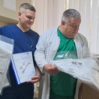 лікарі демонструють інструменти та набори