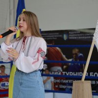 Дівчина співає