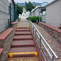 Сходи та пандус із покриттям із червоної бруківки