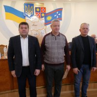 заступник Начальника ОВА Сергій Здітовецький, перший заступник голови обласної Ради Володимир Кістіон та учасник заходу під час нагородження