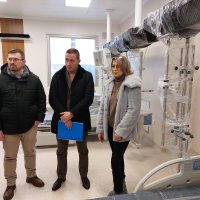 Три людини стоять у палаті лікарні