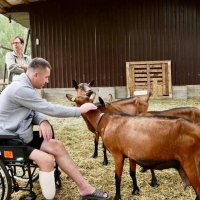 учасники заходу під час екскурсії на козиній еко-фермі «Альпійка»