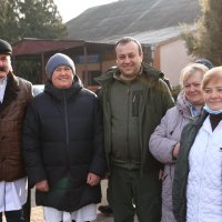 спільне фото Начальника ОВА Сергія Борзова та колективу лікарні на вулиці