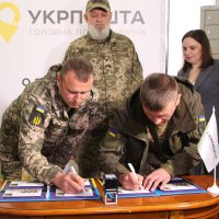 Директорка з розвитку мережі Вінницького регіону «Укрпошта» Оксана Шабанова, військовослужбовці сухопутних військ ЗСУ