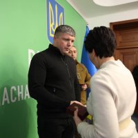 заступник Начальника ОВА Олександр Піщик під час вручення нагород