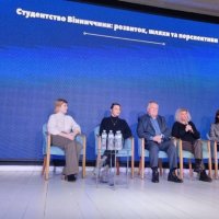Люди приймають участь у форумі