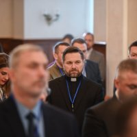  Фото чоловіків та жінок в залі 