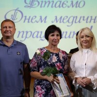 Народні депутати України Ірина Борзова та Анатолій Драбовський нагородили кращих медичних працівників Вінниччини грамотами Верховної Ради України.