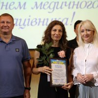 Народні депутати України Ірина Борзова та Анатолій Драбовський нагородили кращих медичних працівників Вінниччини грамотами Верховної Ради України.