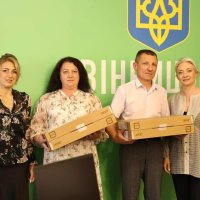 Перша заступниця Начальника Вінницької обласної військової адміністрації Наталя Заболотна та директорка департаменту охорони здоров’я та реабілітації Ольга Задорожна передали сімейним лікарям ноутбуки.