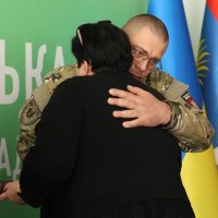 заступник начальника Департаменту поліції особливого призначення ОШБ НПУ «Лють» В’ячеслав Вусінський та жінка під час вручення посмертних нагород