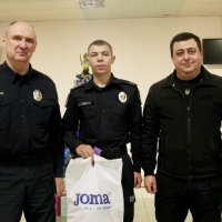 Заступник Начальника ОВА Андрій Кавунець, ректор ХНУВС Валерій Сокуренко та курсант, який отримав подарунки