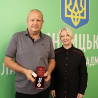 Перша заступниця Начальника ОВА Наталя Заболотна та учасник заходу під час нагородження