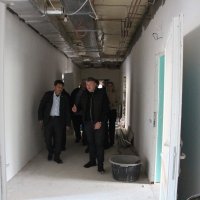 заступник начальника ОВА Олександр Піщик та учасники зустрічі оглядають лікарню