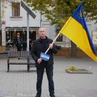 начальник Костянтинівської сільської військової адміністрації Каховського району Херсонської області Олексій Кільдеров, який тримає  прапор України