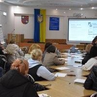 Жінки отримують консультації під час Національного ярмарку вакансій