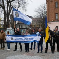 учасники заходу та плакат з написом "Херсонщина.Вільні разом"