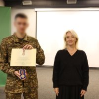 Перша заступниця Начальника ОВА Наталя Заболотна та військовий, який отримав нагороду