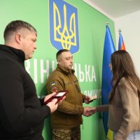 заступник Начальника ОВА Олександр Піщик під час вручення нагород