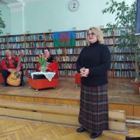  Фото жінки під час виступу