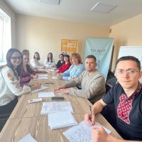 учасники заходу під час написання диктанту