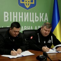 Заступник начальника Вінницької ОВА з питань цифрового розвитку, цифрових трансформацій і цифровізації (CDTО) Андрій Кавунець та координатор Програми EGAP з цифровізації регіонів Сергій Гунько підписують Меморандум про співпрацю