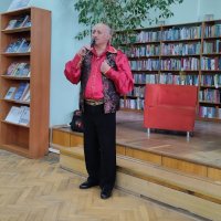  Фото чоловіка під час виступу