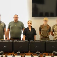 Перша заступниця Начальника ОВА Наталя Заболотна та військові під час передачі літальних апаратів