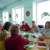 Жінки займаються рукоділлям в центрі