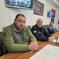 директор Департаменту з питань цивільного захисту, ресурсного забезпечення сил оборони і безпеки ОВА Богдан Зубчик та учасник засідання