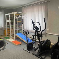 кімната обладнана інвентарем для занять спортом