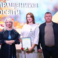 Перша заступниця Начальника ОВА Наталя Заболотна, голова Вінницької обласної Ради Вячеслав Соколовий та учасниця заходу, яка отримала нагороду