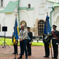  Фото чоловіка під час виступу 