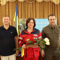 Начальник ОВА Сергій Борзов, заступник Голови обласної Ради Ігор Івасюк та працівниця екстреної медичної допомоги 