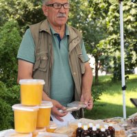 Чоловік торгує медом
