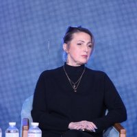 Люди приймають участь у форумі