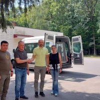 Заступники Начальника ОВА: Андрій Кавунець, Сергій Здітовецький, директорка Департаменту охорони здоров'я та реабілітації ОВА Ольга Задорожна та керівник Подільського регіонального центру онкології Сергій Перегончук, біля автомобіля