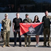 Учасники заходу з прапором